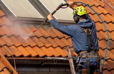 Démoussage et hydrofuge de toiture à Uzer